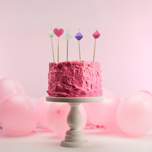 Pinke Torte mit Bienenwachskerzen