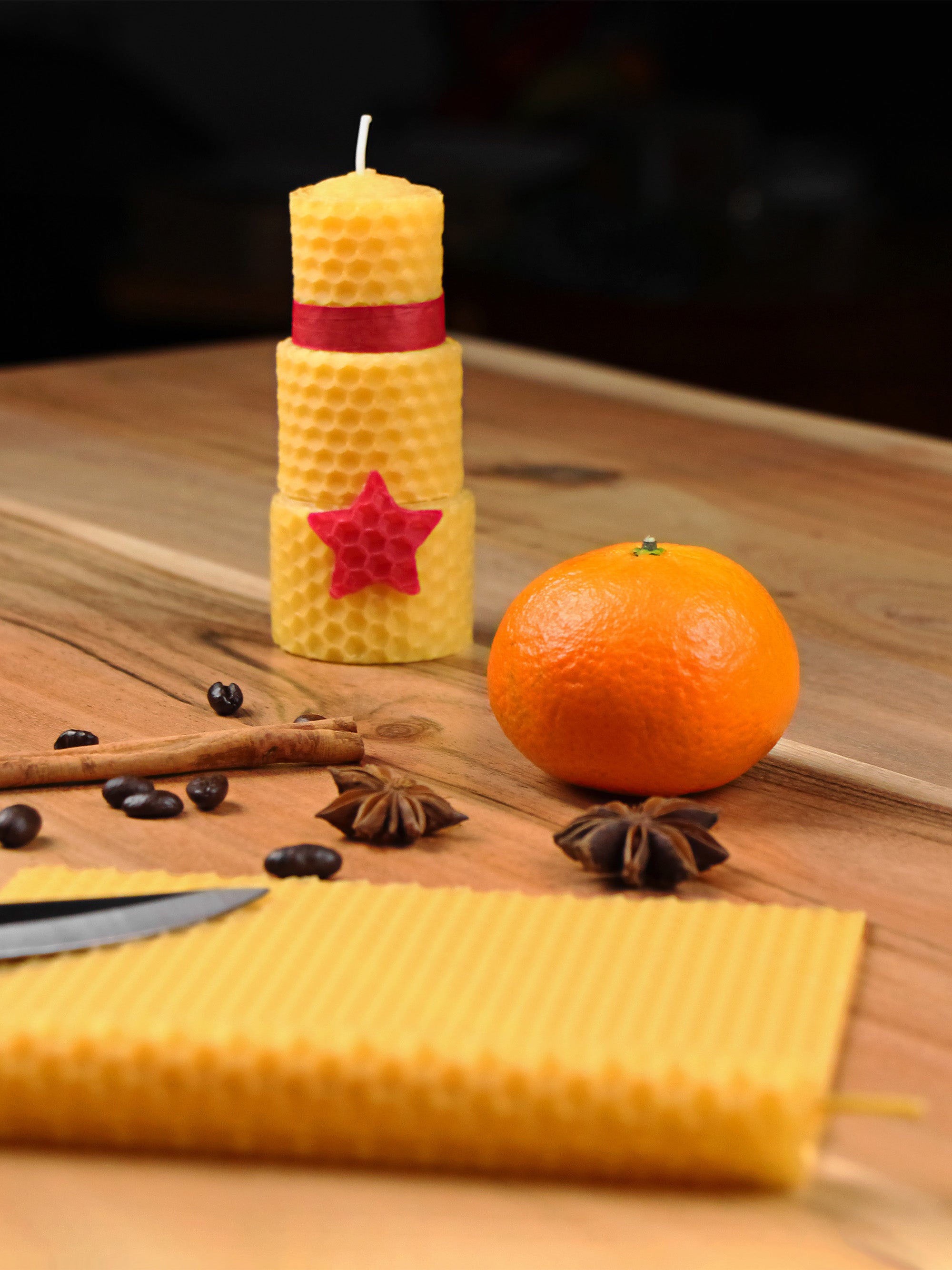Bienenwachskerzen selber machen, DIY-Bastelset mit 10 Bienewachsplatten, Hanfdochten, Ausstechförmchen & Raffia-Bast