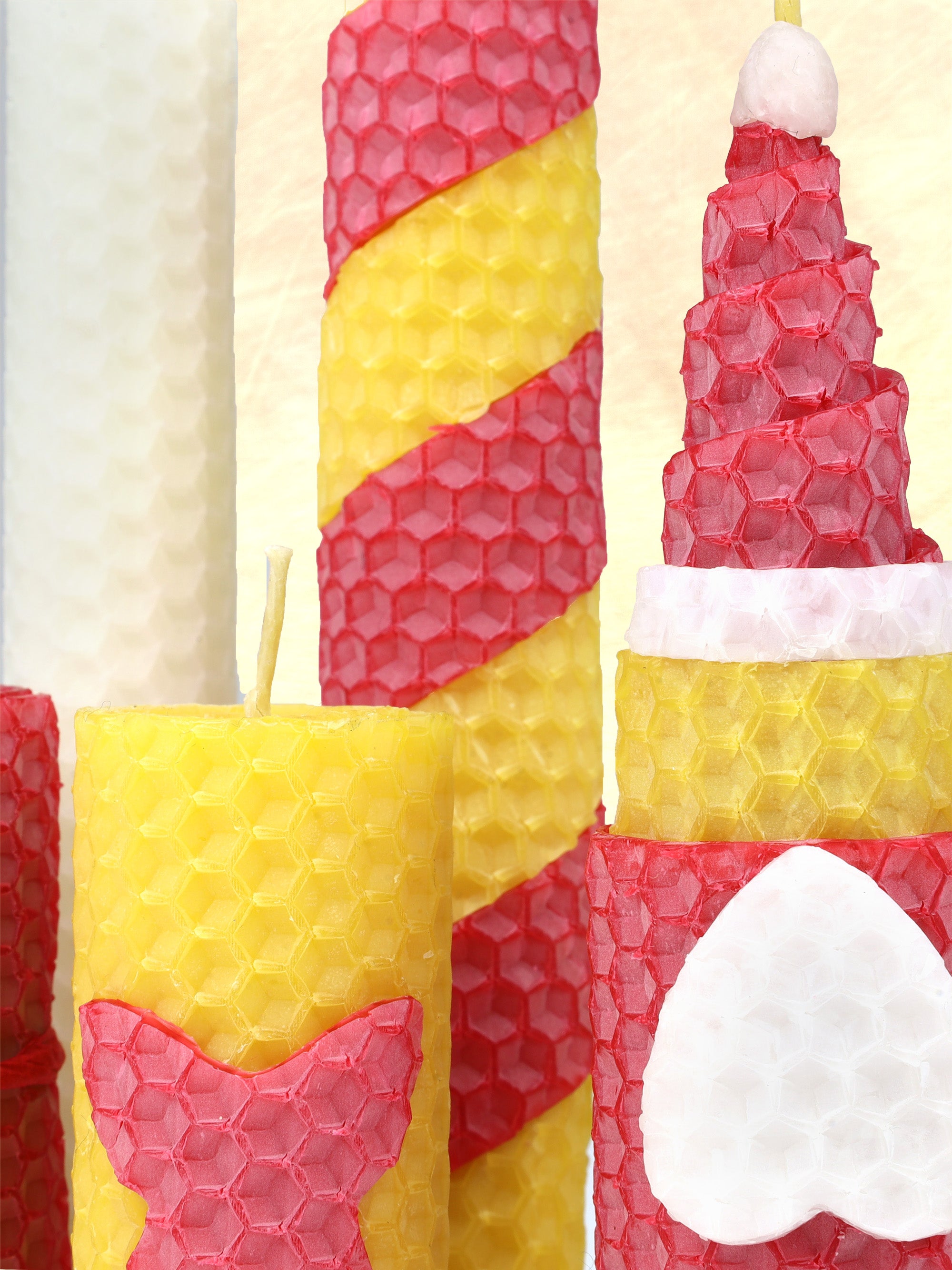 Bienenwachskerzen selber machen, DIY-Bastelset bunt mit 10 Wabenplatten in weiß, rot & gelb, inkl. Zubehör & Deko