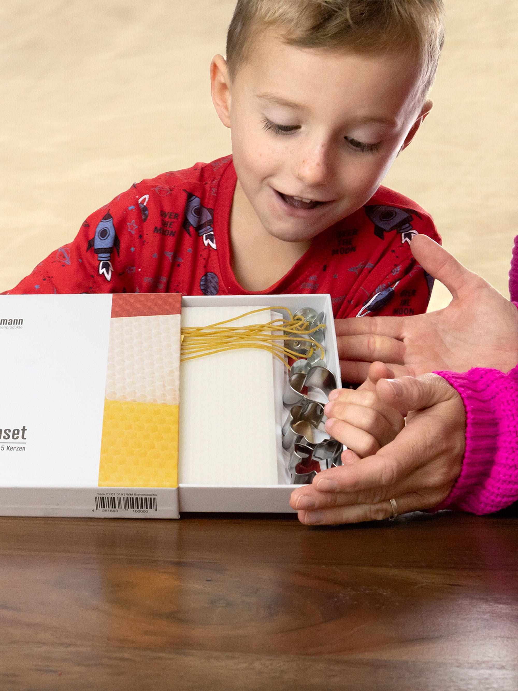 Bienenwachskerzen selber machen, DIY-Bastelset bunt mit 10 Wabenplatten in weiß, rot & gelb, inkl. Zubehör & Deko