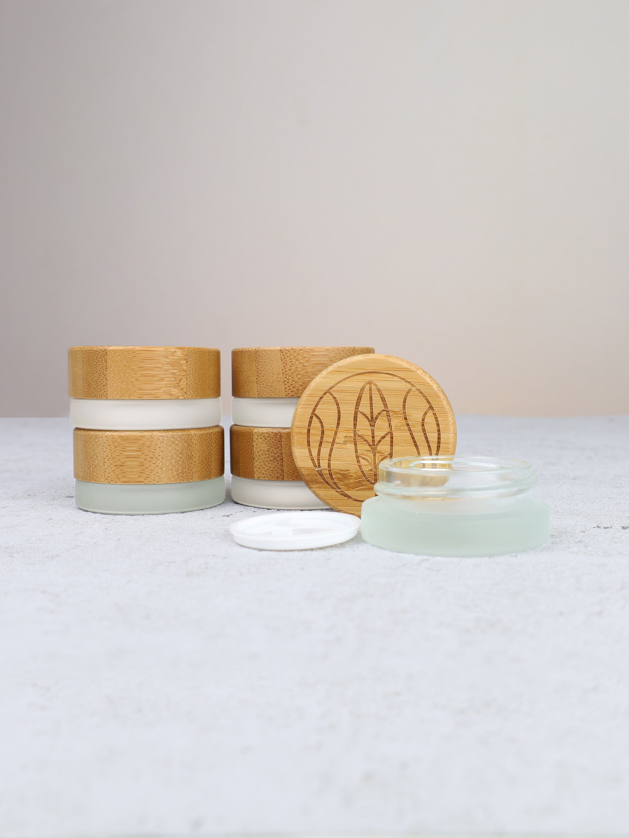 Glastiegel matt, mit graviertem Bambusdeckel, inklusive Geschenkverpackung , 5 ml 5 Stück