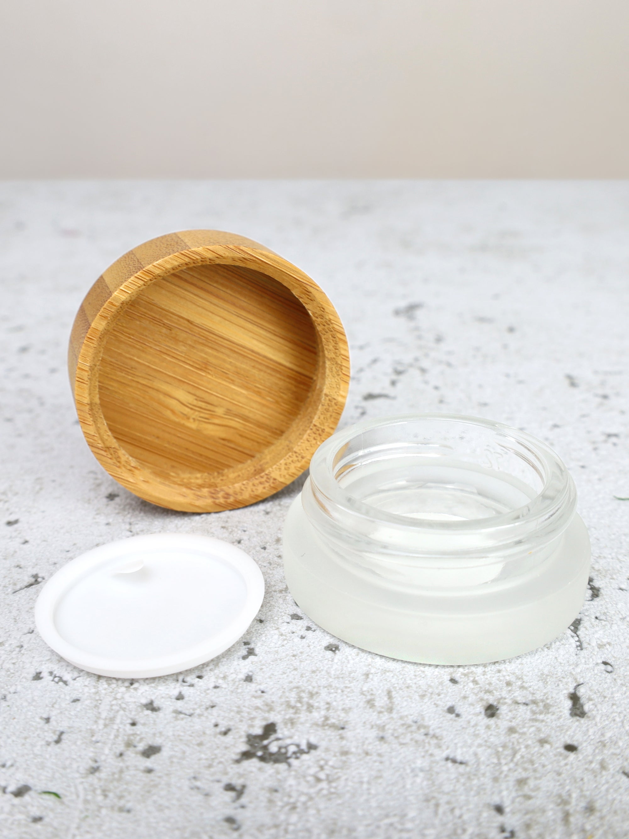 Glastiegel matt, mit graviertem Bambusdeckel, inklusive Geschenkverpackung , 5 ml 5 Stück