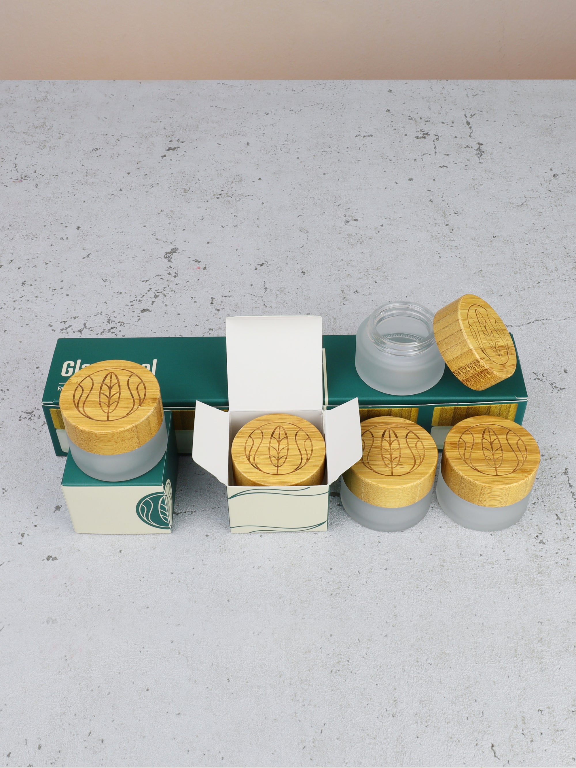 Glastiegel matt, mit graviertem Bambusdeckel, inklusive Geschenkverpackung , 20 ml 5 Stück