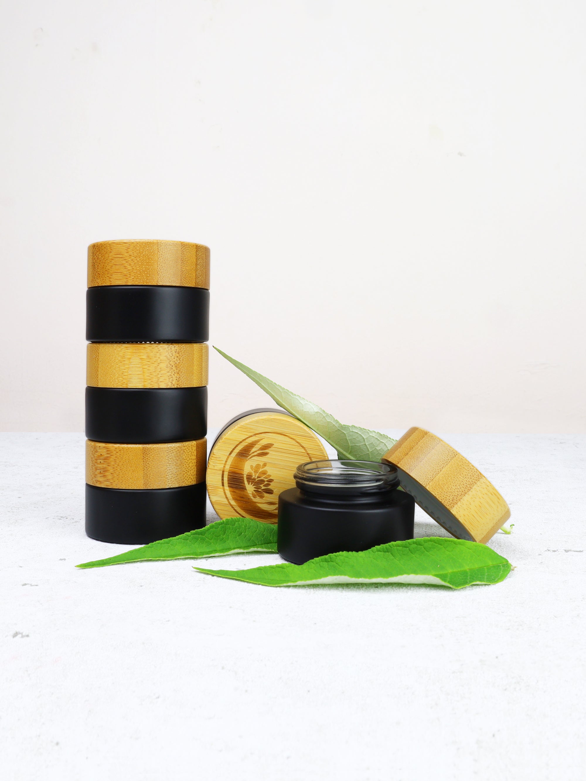 Glastiegel matt schwarz, Cremetiegel mit graviertem Bambusdeckel und Geschenkverpackung