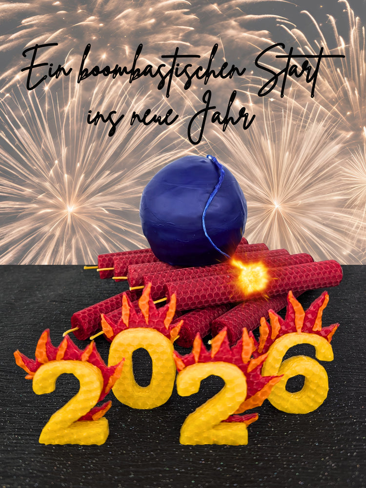 Auf dem Bild sind rote Bienenwachsplatten zu Dynamitstangen gerollt und eine gegossene blaue Kugelkerze als Bombe geformt und in gelben Wachsfarben mit rot und orangen Flammen steht 2026. Die Überschrift dazu lautet: Ein boombastischen Start ins neue Jahr!